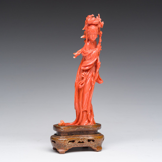 Figure d'une dame avec une branche fleurie en corail rouge sculpté, Chine, 19ème/20ème siècle