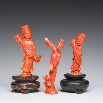 Trois figures d'une dame en corail rouge sculpté, Chine, 19ème/20ème siècle