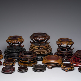 Collection variée de socles en bois sculpté, Chine, 20ème siècle