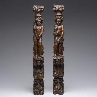 Paire de cariatides en chêne représentant un jeune homme debout tenant un épi de blé ou des fleurs, Flandres, 17ème siècle