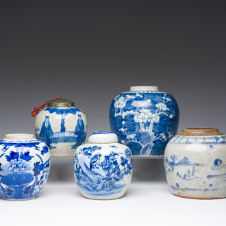 Cinq pots en porcelaine de Chine bleu et blanc à décor floral et figuratif, 19ème/20ème siècle
