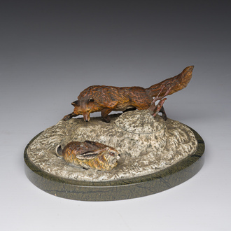 Encrier en bronze peint à froid représentant un renard chassant un lièvre sur un socle en marbre, Vienne, Autriche, première moitié du 20ème siècle