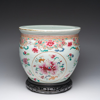 Jardinière en porcelaine de Chine famille rose à décor floral sur socle en bois, 19ème siècle