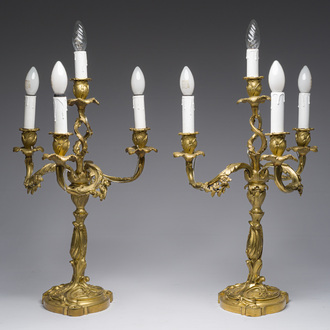 Paire de bougeoirs à quatre lumières de style Louis XV en bronze doré à décor floral en relief, France, 19ème/20ème siècle