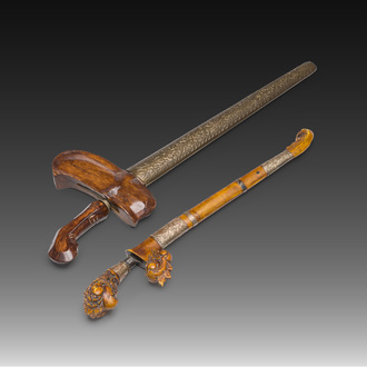 Deux kris en métal, bois, cuivre et résine, Indonésie, 20ème siècle