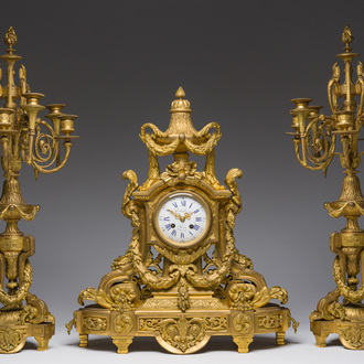 Garniture de cheminée de style Louis XVI en trois pièces en bronze doré à décor de guirlandes, France, 19ème siècle