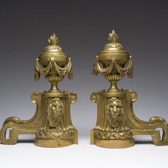 Paire de chenets de style Louis XVI en bronze doré à décor de têtes de lion et de guirlandes, vers 1900