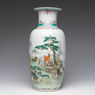 Vase en porcelaine de Chine famille rose à décor de 'Les chevaux de Wang Mu', marque de Jingdezhen, République, 20ème siècle