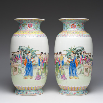 Paire de vases en porcelaine de Chine famille rose à décor de dames de la cour se relaxant dans un jardin palatial, marque Qianlong, République, 20ème