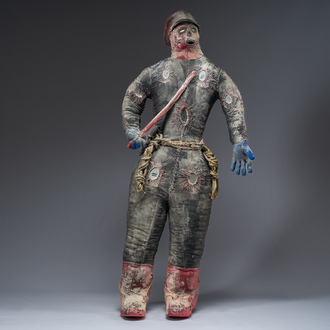 Effigie Bizango d’un tonton macoute milicien haïtien de François Duvalier coiffé d’une casquette et portant une matraque, techniques mixtes, 20ème s.