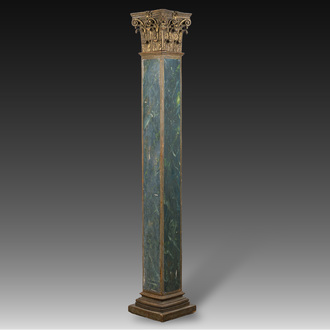 Colonne de forme carrée en bois peint en faux marbre vert surmontée d'un chapiteau corinthien doré, 20ème siècle