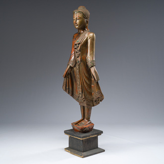 Grande figure de Bouddha debout en bois doré, laqué et incrusté, Thaïlande, 20ème siècle