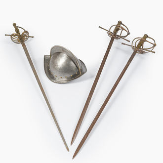 Trois rapières différentes à lames d'acier et un casque morion, 19ème/20ème siècle