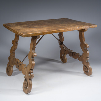 Table en noyer aux raccords en fer forgé, Espagne, 18ème siècle