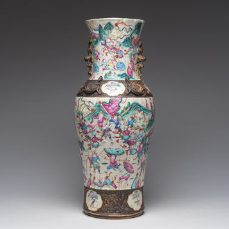 Vase en porcelaine de Chine famille rose dite 'de Nankin' à décor de scènes guerrières, 19ème siècle