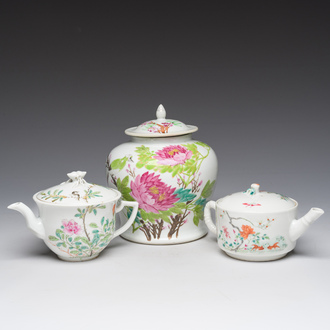 Deux théières couvertes en porcelaine de Chine famille rose et un pot couvert qianjiang cai à décor floral, 19ème/20ème siècle
