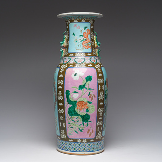 Vase en porcelaine de Chine famille rose sur fond brun capucin à décor de panneaux roses et turquoise à décor floral, 19ème siècle