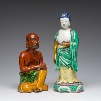 Deux sculptures en terre cuite à émail sancai et en biscuit famille verte, 19ème siècle