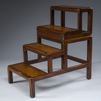An English Victorian mahogany library ladder with leather upholstery convertible into a side table, ca. 1900