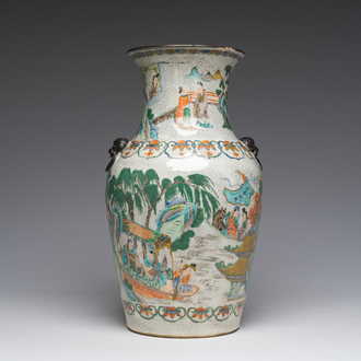 Vase en porcelaine de Chine famille verte dite 'de Nankin' à décor de scènes animées, 19ème siècle