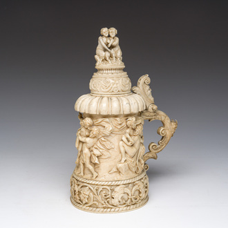 Chope couverte dite tankard en ivoire sculpté à décor de scènes de bacchanales et de satyres en relief, Allemagne, vers 1880