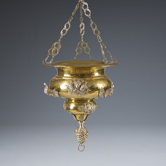 Lampe de sanctuaire néo-gothique en cuivre partiellement argenté à décor d'anges, vers 1900