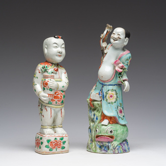 Une sculpture de Liu Hai en porcelaine de Chine famille rose et une d'un des frères Hoho en famille verte, 19ème siècle