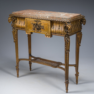 Table d'appoint de style Louis XVI en bois sculpté et doré à décor de têtes de bouc surmontée d'une tablette en marbre rouge, 19ème siècle