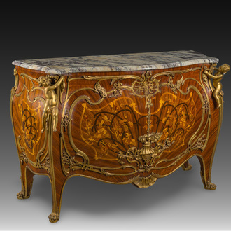 Impressionnante commode de style français aux montures en bronze doré, marqueterie florale et un plateau en marbre, 20ème siècle