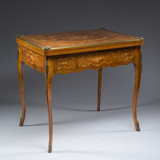 Table à jeu de cartes ou de backgammon de style Louis XV en marqueterie et montures en bronze doré, France, première moitié du 20ème siècle