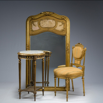 Table d'appoint à plateau en marbre, un miroir orné de détails en plâtre et une chaise en bois doré, France, 19ème/20ème siècle