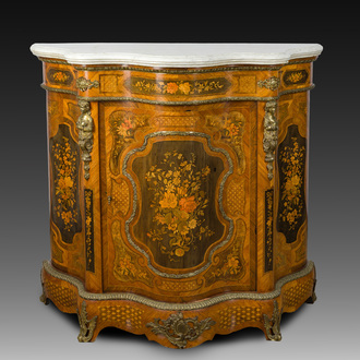 Meuble d'appui bombé à une porte aux montures en bronze doré, marqueterie de bois divers et plateau en marbre, France, vers 1900