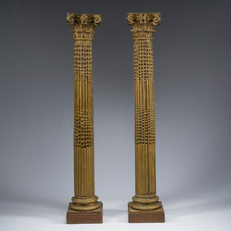 Paire de colonnes en bois doré surmontées d'un chapiteau corinthien doré, 19ème siècle