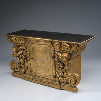 Tabernacle en bois doré à décor floral et d'anges, 18ème siècle