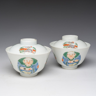 Paire de bols couverts en porcelaine de Chine wucai à décor de lingzhi, marque de Qianlong, République, 20ème siècle