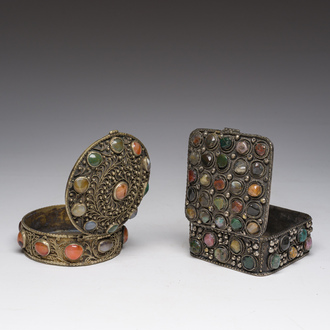 Deux boîtes couvertes en métal argenté filigrané et serties de pierres dures, Inde, 20ème siècle