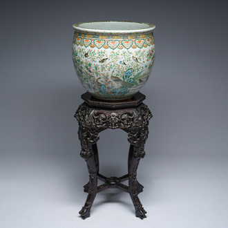 Jardinière en porcelaine de Chine famille rose à décor d'oiseaux sur un socle en bois sculpté et ajouré au plateau en marbre, 19ème/20ème siècle