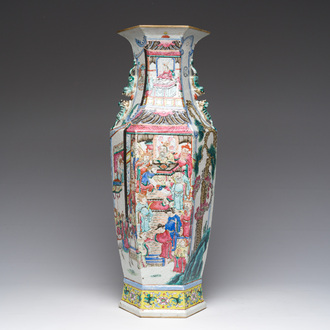 Vase hexagonal en porcelaine de Chine famille rose à décor figuratif, 19ème siècle