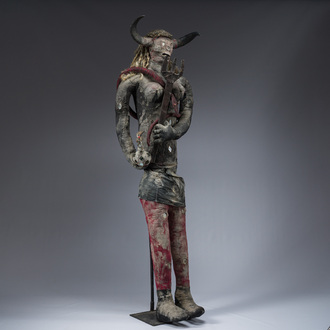 Rare effigie féminine Bizango représentant le diable cornu tenant une fourche et une bouteille, techniques mixtes, Haïti, 20ème siècle