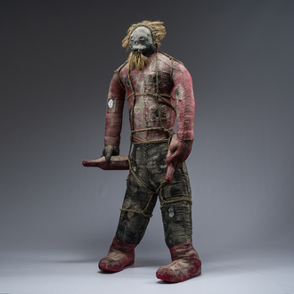 Effigie Bizango d'une figure poilue tenant une bouteille de boisson dans chaque main, techniques mixtes, Haïti, 20ème siècle