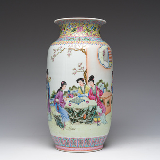 Vase en porcelaine de Chine famille rose à décor de dames de la cour se relaxant dans un jardin palatial, marque de Qianlong, République, 20ème siècle