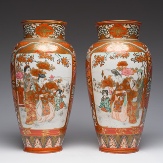 Paire de vases en porcelaine Kutani de Japon à décor d'oiseaux parmi des branches fleuries et de figures dans un paysage, Meiji, vers 1900