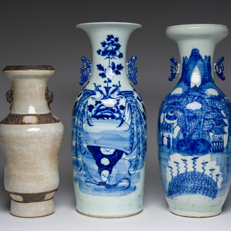 Vase en porcelaine de Chine dite 'de Nankin' et deux vases en porcelaine de Chine bleu et blanc sur fond céladon, 19ème siècle
