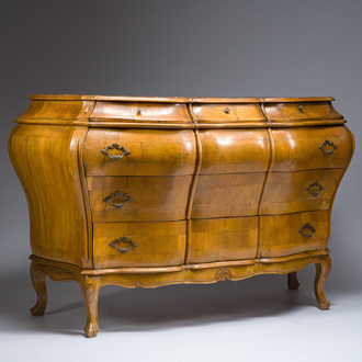 Commode bombée en bois plaqué d'olivier, Italie, 20ème siècle