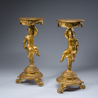 Paire de tables d'appoint tripodes en bois sculpté et doré à décor de putti, Italie, vers 1800