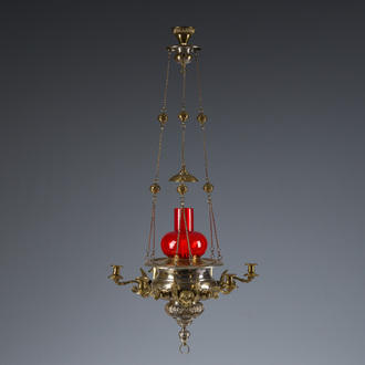 Lampe de sanctuaire néo-gothique à six lumières en cuivre partiellement argenté à décor d'anges, vers 1900