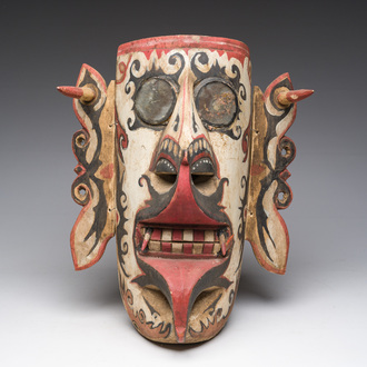 Masque Hudoq du peuple Dayak en bois sculpté et polychrome et en verre miroir, Indonésie, 20ème siècle