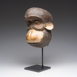 Masque de singe en bois sculpté et polychrome, Bulu, Cameroun, 20ème siècle