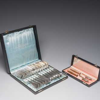 Ménagère de 12 pièces, Christofle, France, et deux couteaux à beurre à manches en argent, Allemagne, 20ème siècle