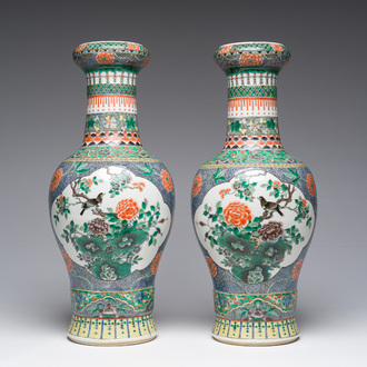 Paire de vases en porcelaine de Chine famille verte à décor d'oiseaux parmi des branches fleuries, marque de Chenghua, 19ème siècle